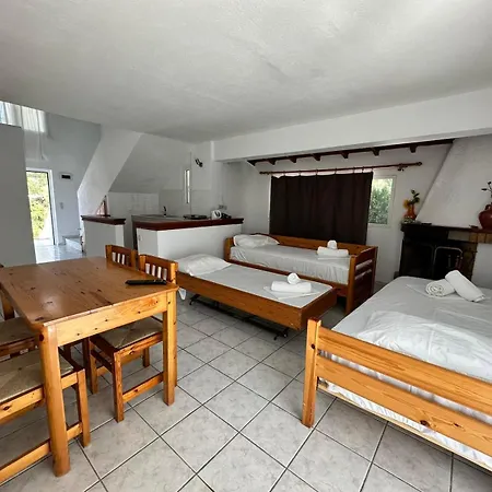 Nikos Apartahotel 3*