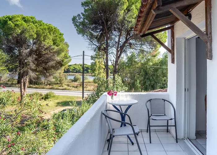 Nikos 3* Koukounaries